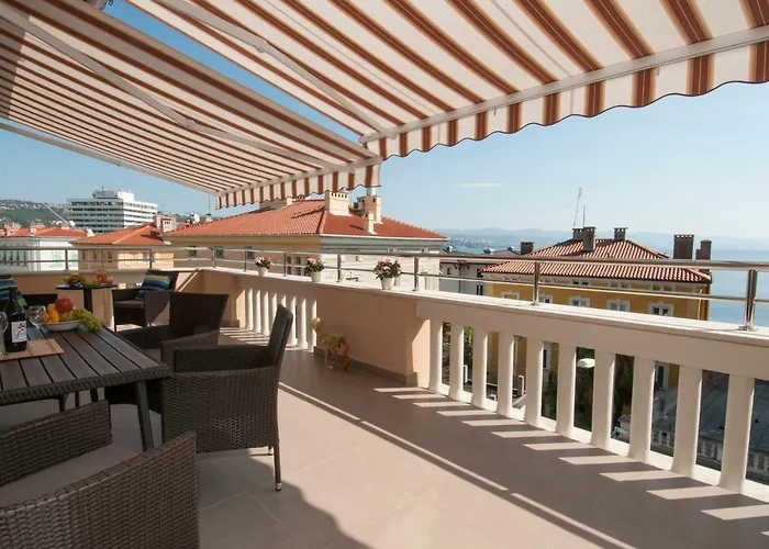 Iva, Centar Опатия