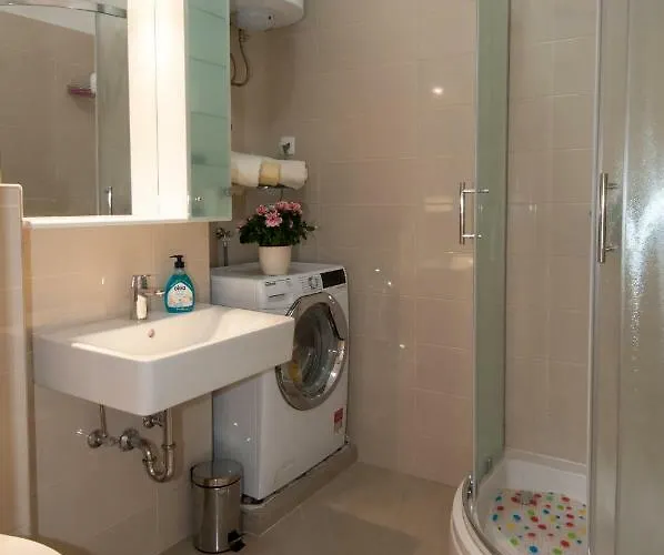 Iva, Centar Опатия